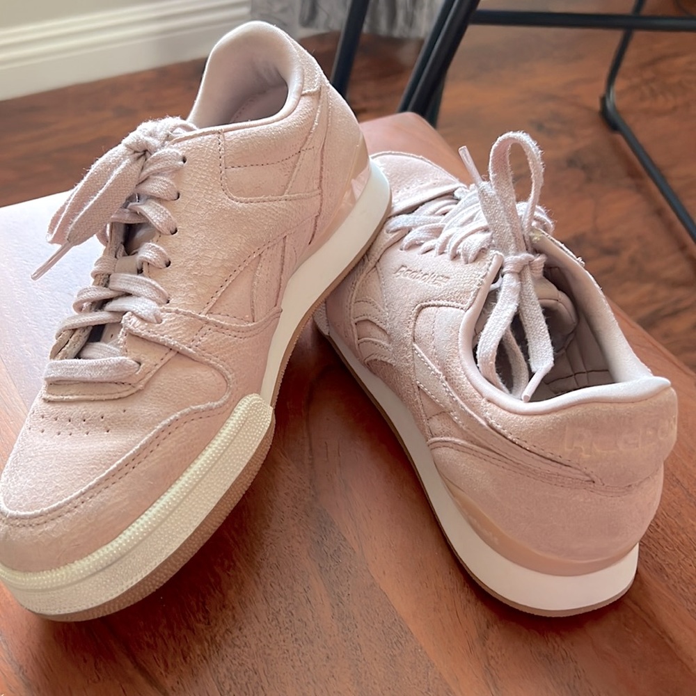 Reebok women shoes, light pink color, size 7.5 like new